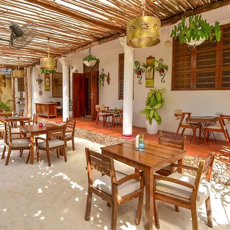 Barabara House Bed & Breakfast จัมเบียนี ภายนอก รูปภาพ
