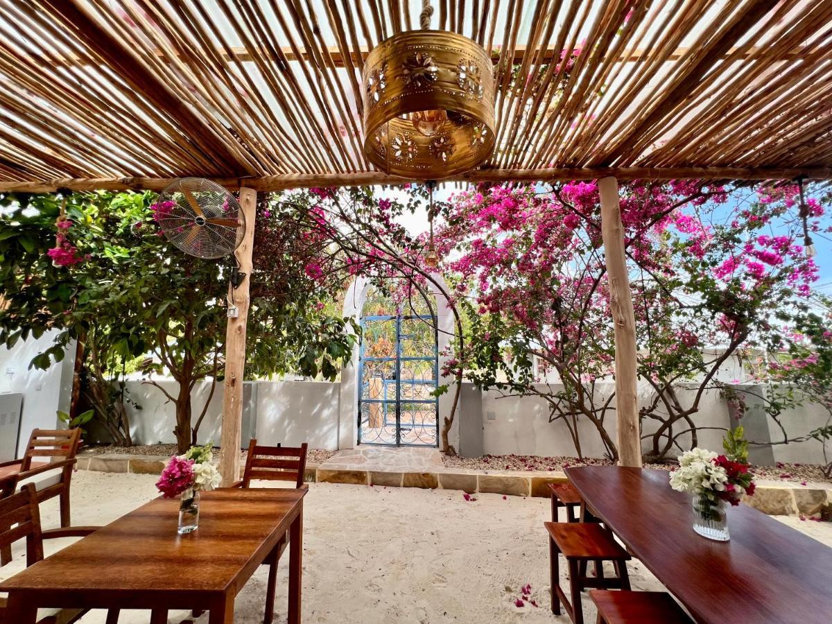 Barabara House Bed & Breakfast จัมเบียนี ภายนอก รูปภาพ