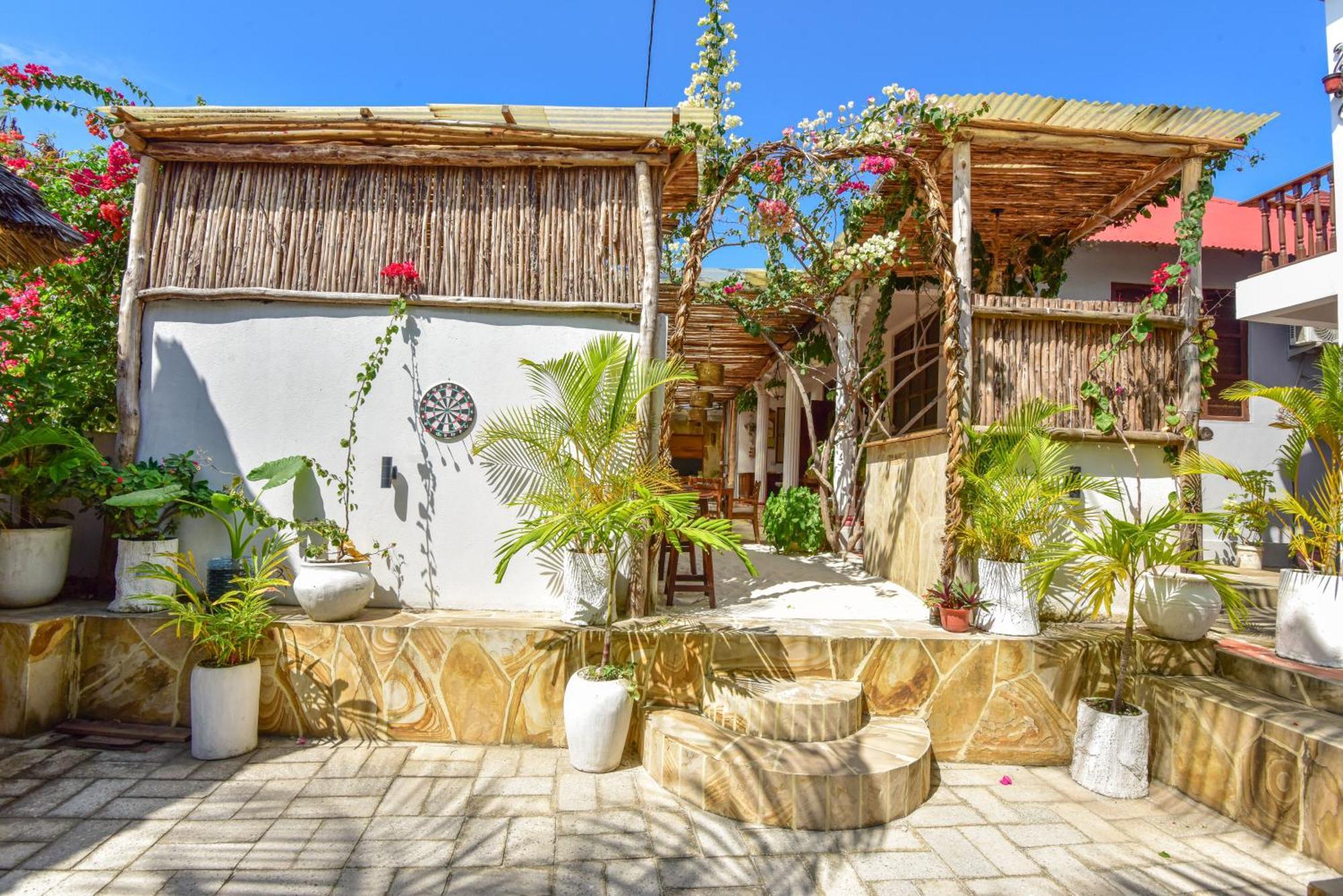 Barabara House Bed & Breakfast จัมเบียนี ภายนอก รูปภาพ