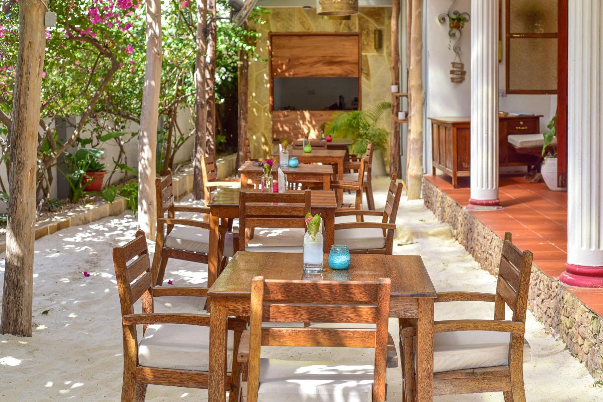 Barabara House Bed & Breakfast จัมเบียนี ภายนอก รูปภาพ