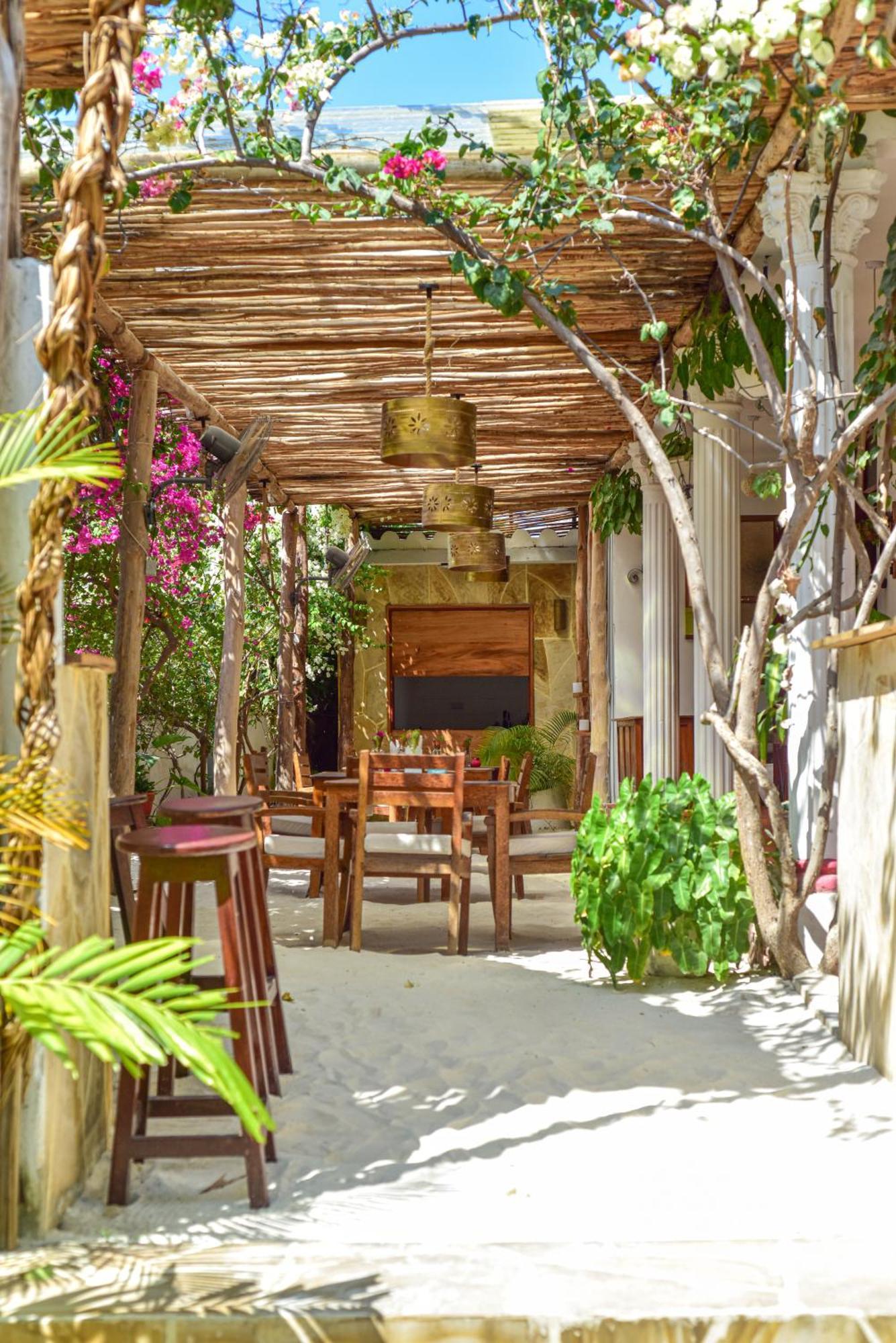 Barabara House Bed & Breakfast จัมเบียนี ภายนอก รูปภาพ