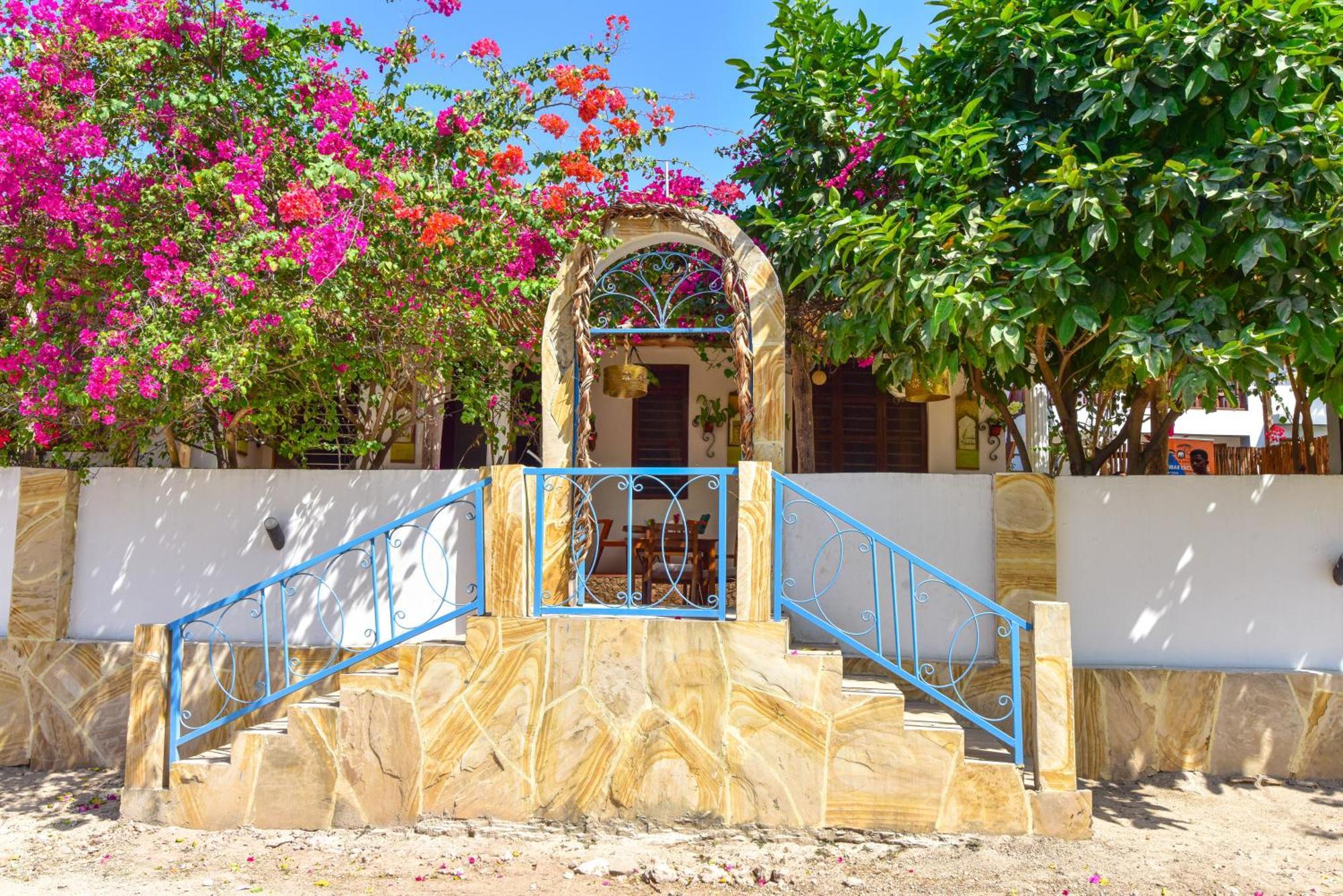 Barabara House Bed & Breakfast จัมเบียนี ภายนอก รูปภาพ