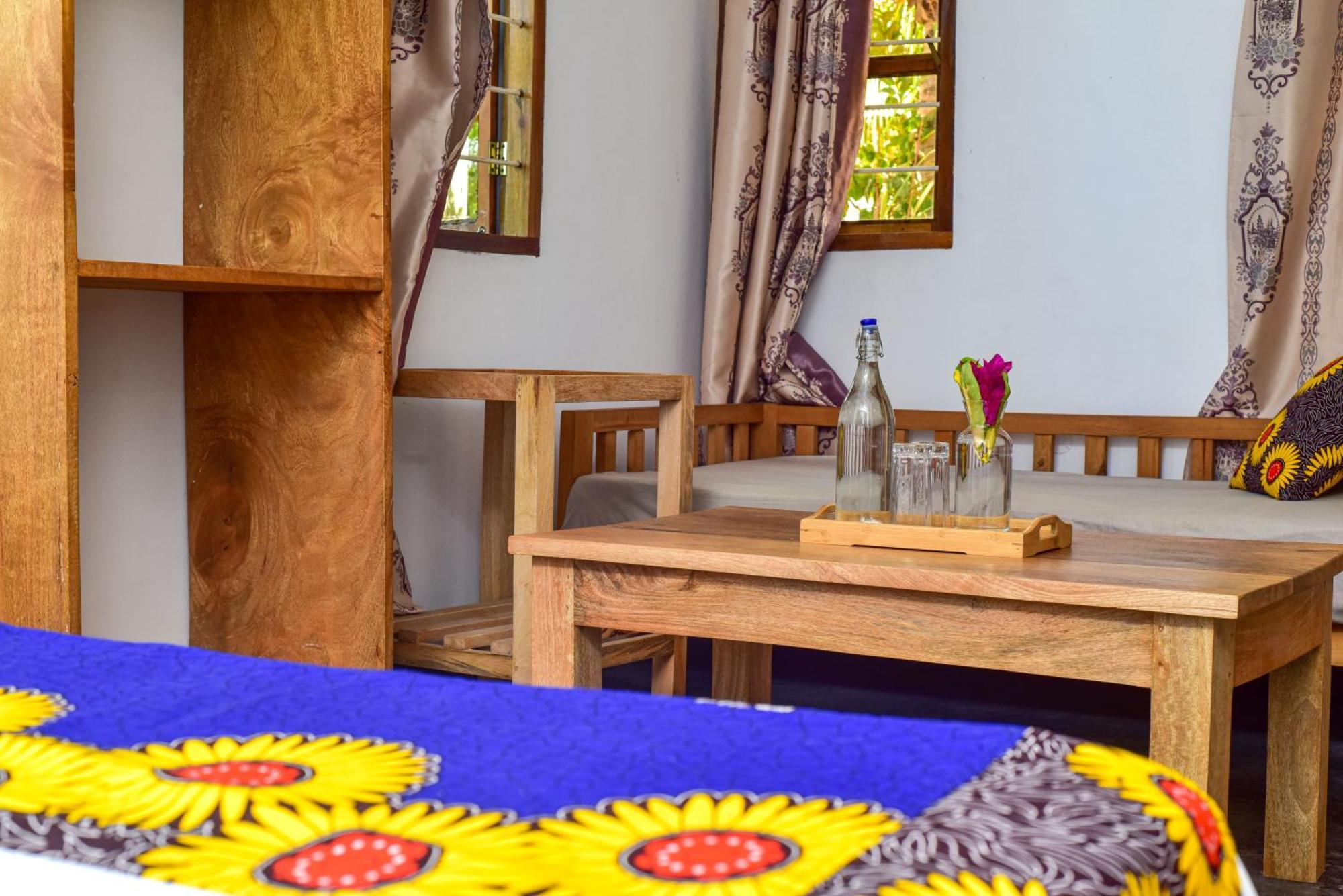Barabara House Bed & Breakfast จัมเบียนี ภายนอก รูปภาพ