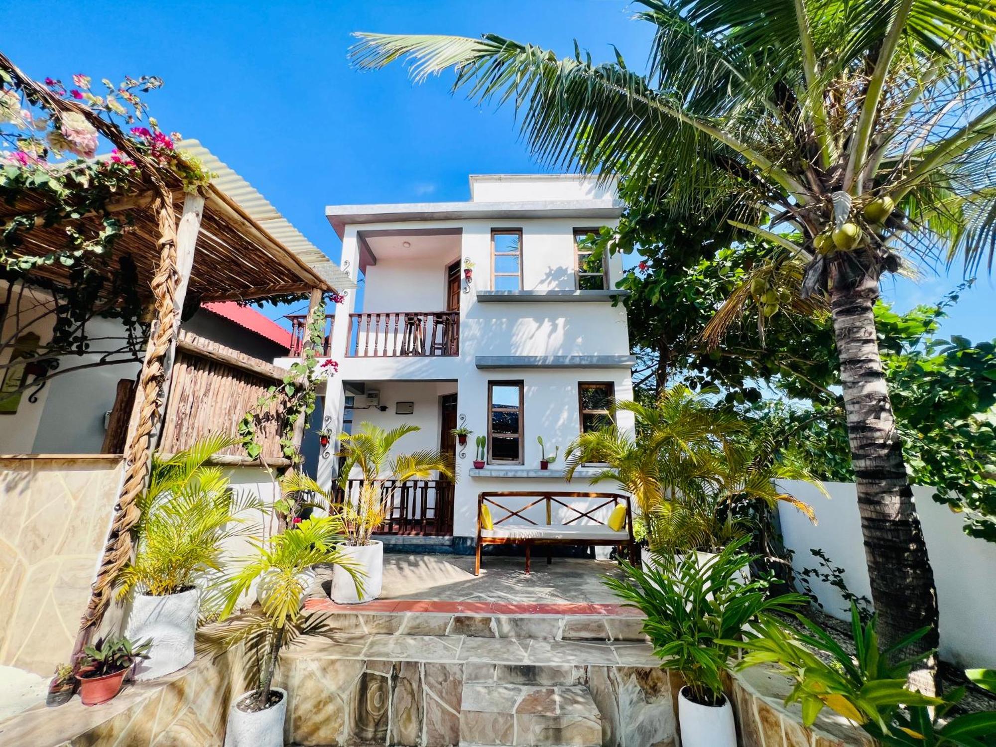 Barabara House Bed & Breakfast จัมเบียนี ภายนอก รูปภาพ